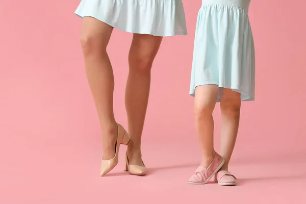 Ноги Матери Маленькой Дочери Танцуют Цветном Фоне — стоковое фото