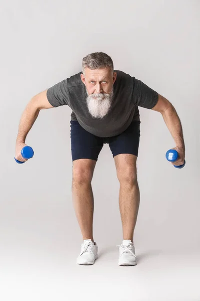 Sportieve Oudere Man Training Tegen Grijze Achtergrond — Stockfoto