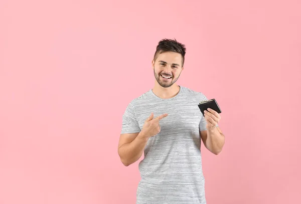 Hombre Feliz Con Monedero Sobre Fondo Color — Foto de Stock