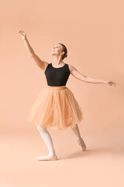 Hermosa Bailarina Joven Sobre Fondo Color — Foto de Stock