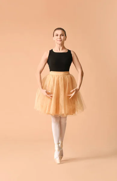 Bela Bailarina Jovem Fundo Cor — Fotografia de Stock