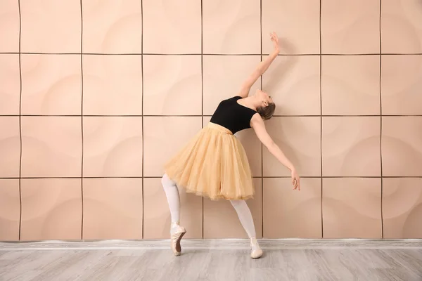 Bela Jovem Bailarina Perto Parede Luz — Fotografia de Stock