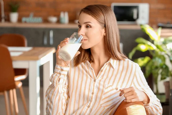 Schöne Junge Frau Trinkt Milch Hause — Stockfoto