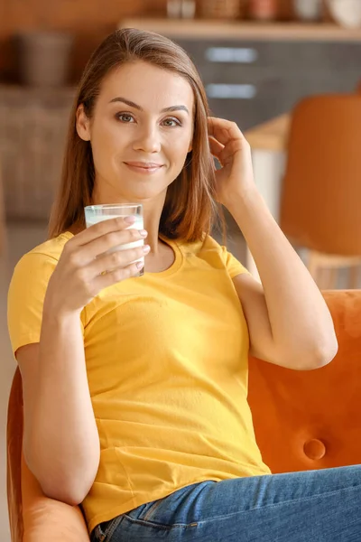 Hermosa Joven Bebiendo Leche Casa — Foto de Stock