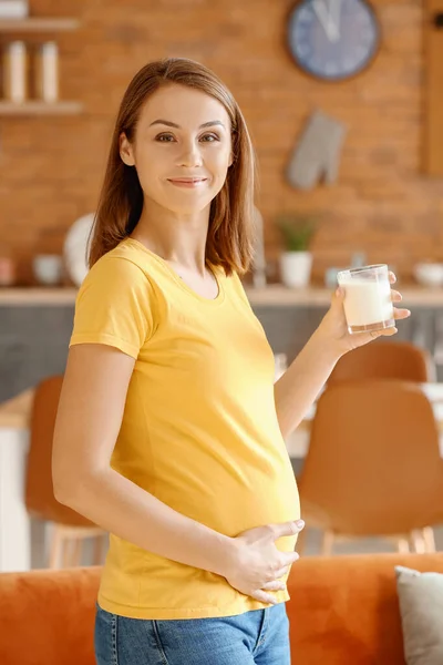Красивая Беременная Женщина Пьет Молоко Дома — стоковое фото