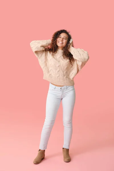 Mujer Joven Suéter Cálido Sobre Fondo Color — Foto de Stock