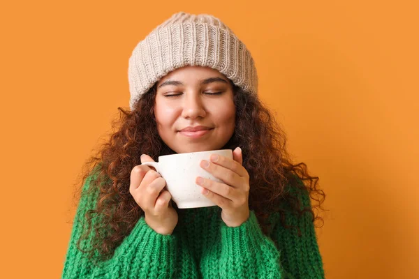 Young Woman Warm Sweater Cup Hot Tea Color Background — Stock Photo, Image