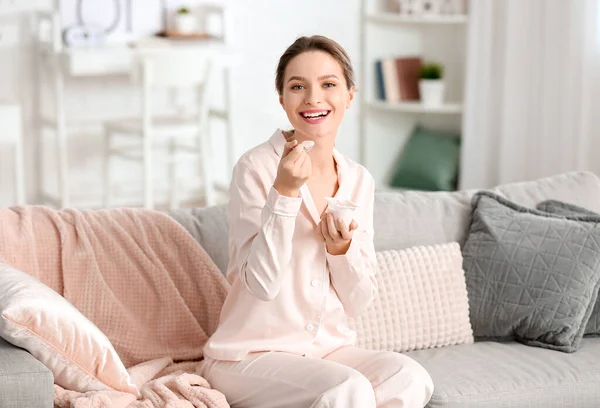 Jovem Mulher Comendo Iogurte Saboroso Casa — Fotografia de Stock