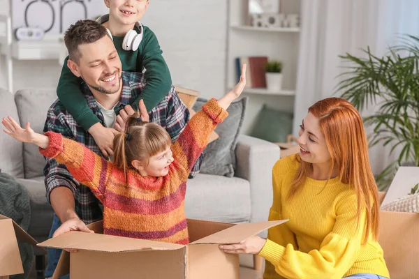 Família Desempacotar Caixas Móveis Sua Nova Casa — Fotografia de Stock