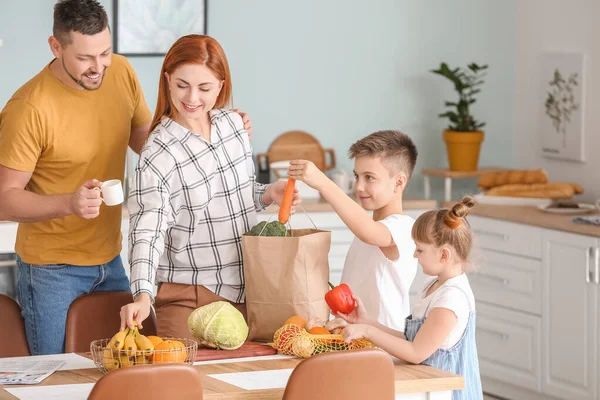 Family Unpacking Fresh Products Market Kitchen — Stock Photo, Image