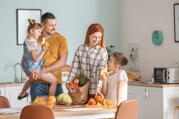 Famiglia Disimballaggio Prodotti Freschi Dal Mercato Cucina — Foto Stock