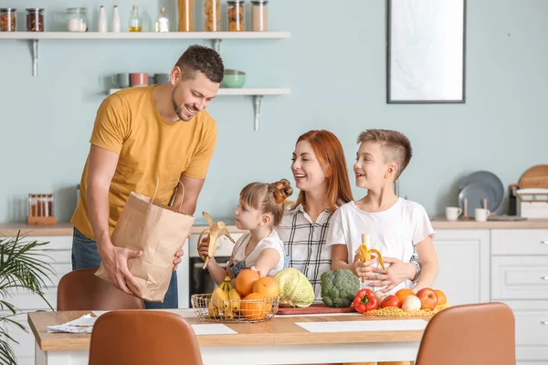 Famiglia Disimballaggio Prodotti Freschi Dal Mercato Cucina — Foto Stock