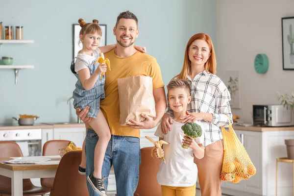 Família Com Produtos Frescos Mercado Cozinha — Fotografia de Stock