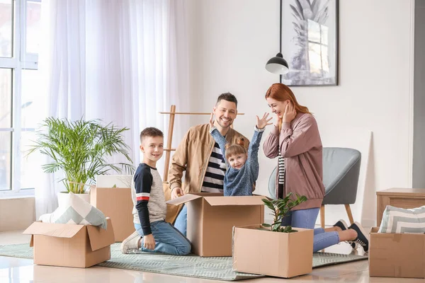 Family Unpacking Moving Boxes New House — Stock Photo, Image