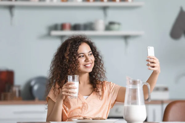 Wanita Muda Afrika Amerika Dengan Susu Mengambil Selfie Dapur — Stok Foto