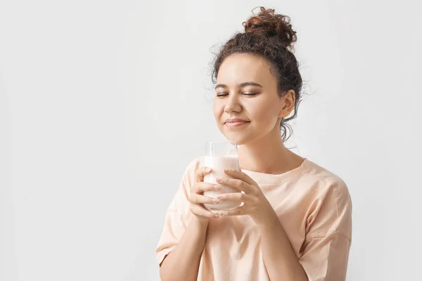 Joven Mujer Afroamericana Con Leche Sobre Fondo Claro — Foto de Stock