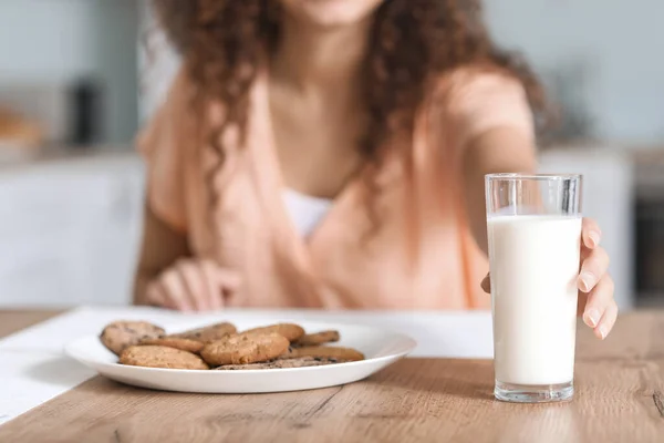 Junge Afroamerikanerin Nimmt Glas Milch Vom Küchentisch — Stockfoto