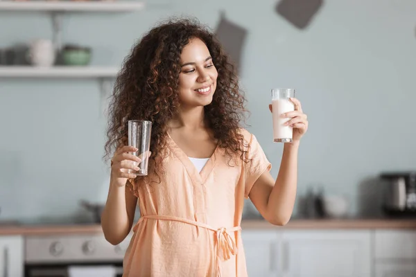 Young Pregnant African American Woman Milk Kitchen — Stock Photo, Image