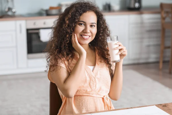 Ung Gravid Afroamerikansk Kvinna Med Mjölk Köket — Stockfoto
