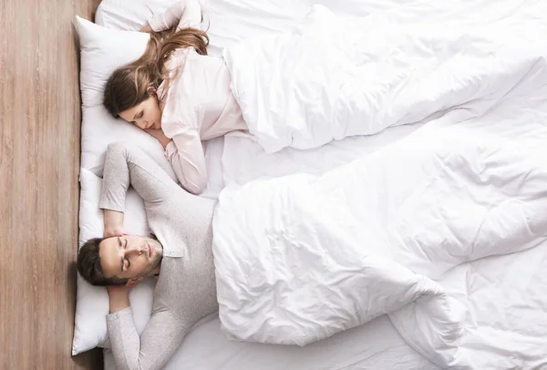 Genç Çift Yatakta Uyuyor — Stok fotoğraf