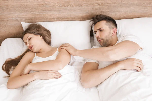 Young Irritated Man Lying Bed Snoring Wife Home — Stock Photo, Image