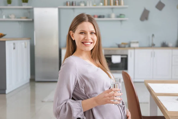 Красивая Беременная Женщина Стаканом Воды Кухне — стоковое фото