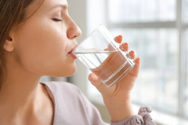 Schöne Junge Frau Trinkt Wasser Hause — Stockfoto