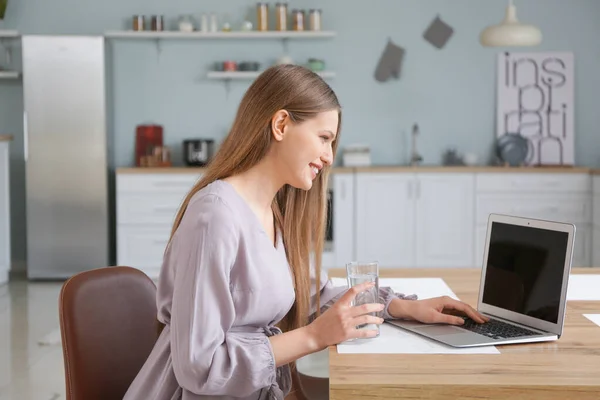 Hermosa Mujer Joven Con Portátil Agua Potable Casa —  Fotos de Stock