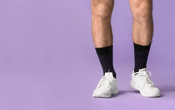 靴下や靴の男性の足で色の背景 — ストック写真