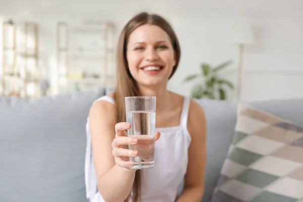 Όμορφη Νεαρή Γυναίκα Πίνει Νερό Στο Σπίτι — Φωτογραφία Αρχείου