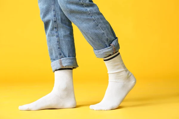 Mężczyzna Nogi Skarpetki Dżinsy Kolorowe Tło — Zdjęcie stockowe