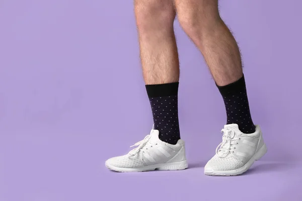色系背景的袜子和鞋子男腿 — 图库照片