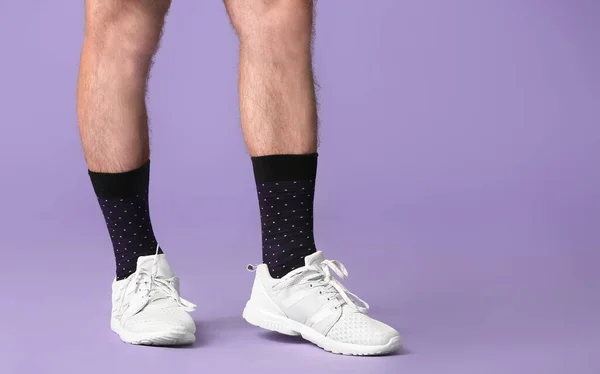 Чоловічі Ноги Шкарпетках Взутті Кольоровому Фоні — стокове фото