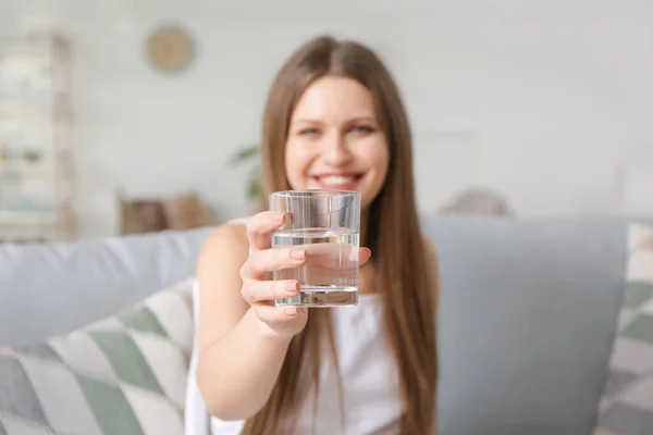 Hermosa Joven Bebiendo Agua Casa —  Fotos de Stock