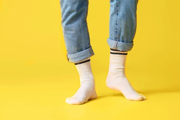 Patas Masculinas Calcetines Jeans Sobre Fondo Color — Foto de Stock