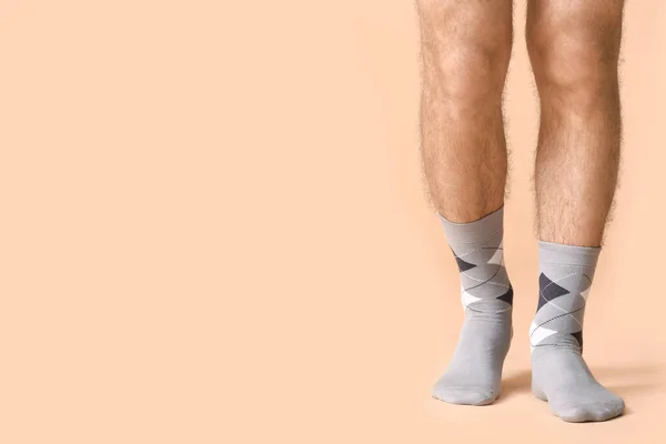 Мужские Ноги Носках Цветном Фоне — стоковое фото
