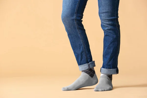 Manliga Ben Strumpor Och Jeans Färg Bakgrund — Stockfoto