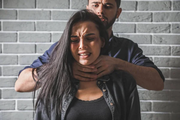 Wściekły Mąż Próbuje Zabić Swoją Żonę Domu Pojęcie Przemocy Domowej — Zdjęcie stockowe