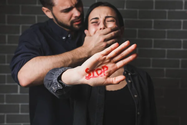 Marido Enojado Tratando Matar Esposa Fondo Oscuro Concepto Violencia Doméstica — Foto de Stock