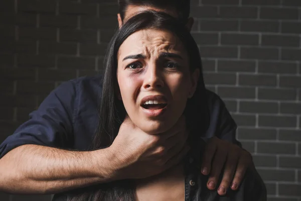 Marido Enojado Tratando Matar Esposa Fondo Oscuro Concepto Violencia Doméstica — Foto de Stock