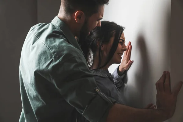 Marido Zangado Tentar Matar Mulher Dentro Casa Conceito Violência Doméstica — Fotografia de Stock