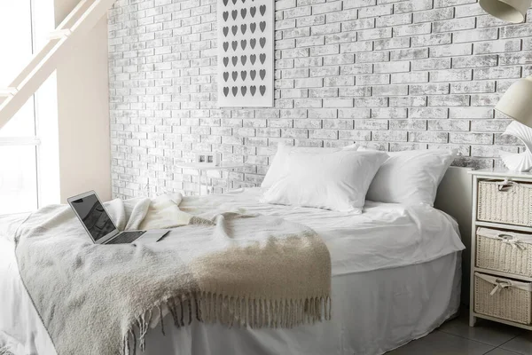 快適なベッドと美しい現代的な部屋のインテリア — ストック写真