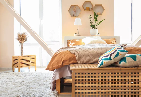 Rahat yatağı olan güzel, modern bir oda.