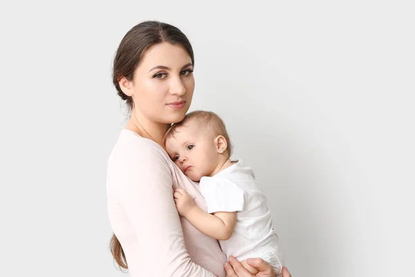Madre Feliz Con Lindo Bebé Sobre Fondo Claro —  Fotos de Stock