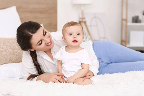 Mutlu Anne Evde Küçük Şirin Bir Bebek — Stok fotoğraf