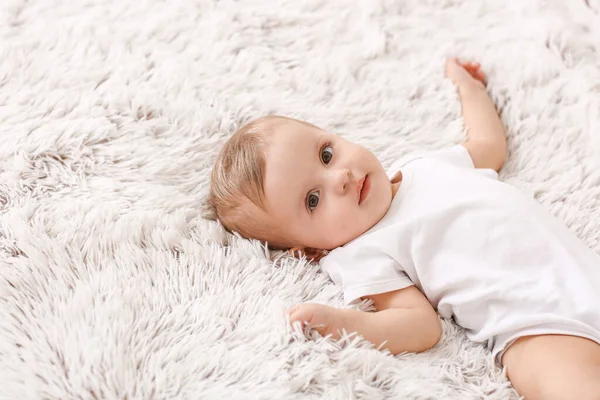 Leuke Grappige Baby Liggend Pluizig Plaid — Stockfoto