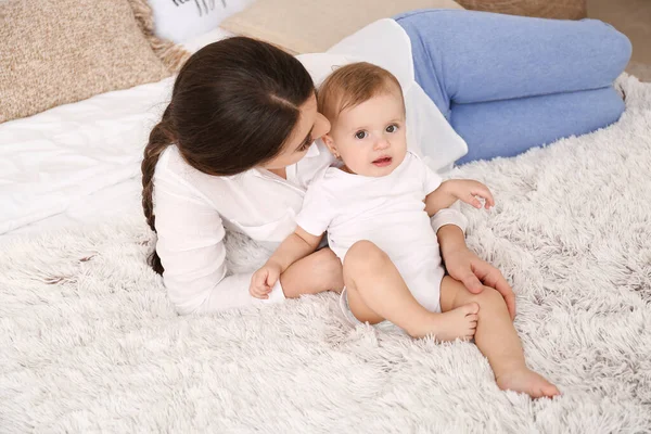 Mãe Feliz Com Bebê Pequeno Bonito Casa — Fotografia de Stock