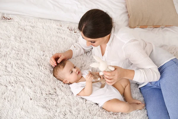 Gelukkig Moeder Met Schattige Kleine Baby Thuis — Stockfoto