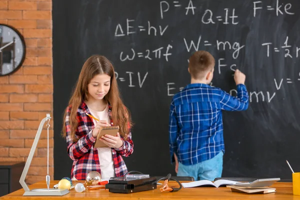 Lucu Anak Anak Kecil Pelajaran Fisika Kelas — Stok Foto