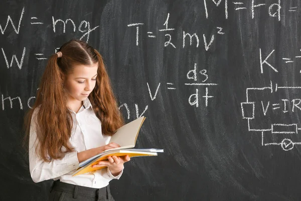 Gadis Kecil Yang Lucu Dekat Papan Tulis Pada Pelajaran Fisika — Stok Foto